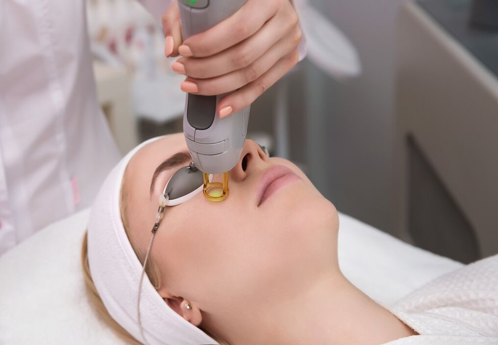 Bawo ni isọdọtun laser ti awọ ara ti o wa ni ayika oju ti o ṣe