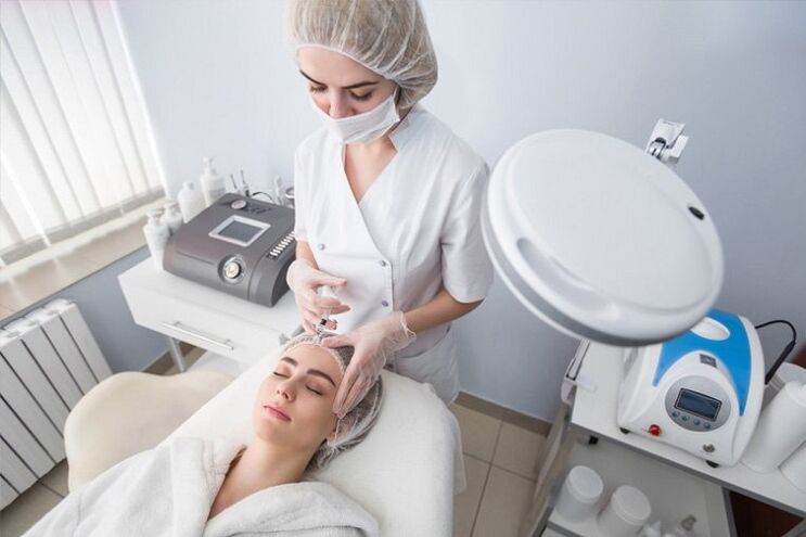 isọdọtun awọ oju ni ile iṣọṣọ cosmetology kan