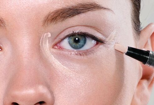 O dara lati yọ awọn wrinkles labẹ awọn oju ju lati pa wọn dà pẹlu awọn ohun ikunra